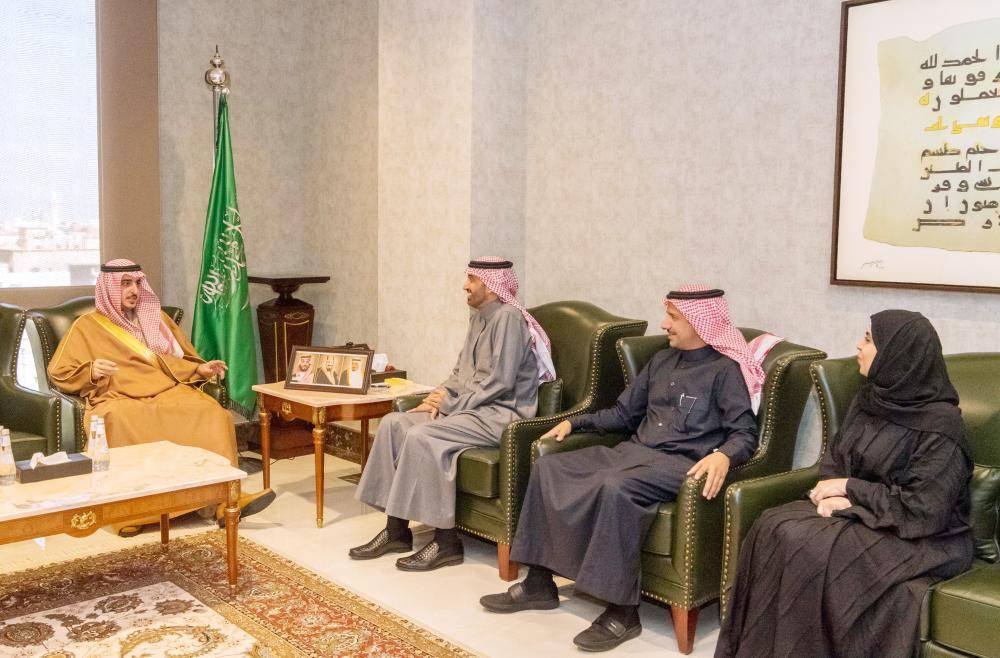 



 الأمير فيصل بن نواف خلال زيارته وزارة العمل.  (عكاظ)