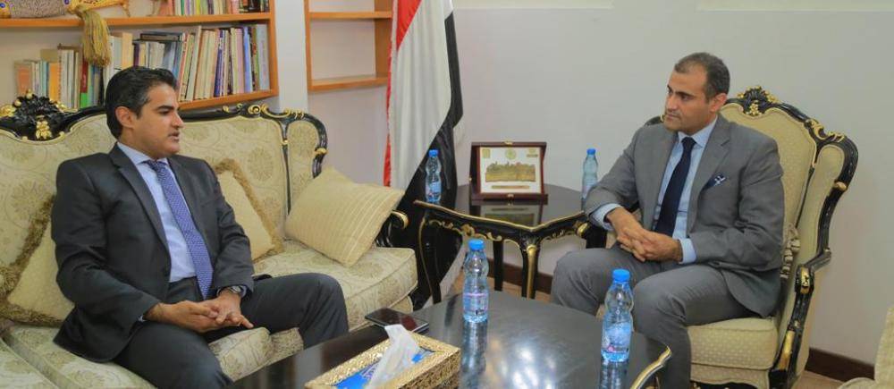 نائب وزير الخارجية اليمني ملتقيا نائب السفير الأمريكي لدى بلاده