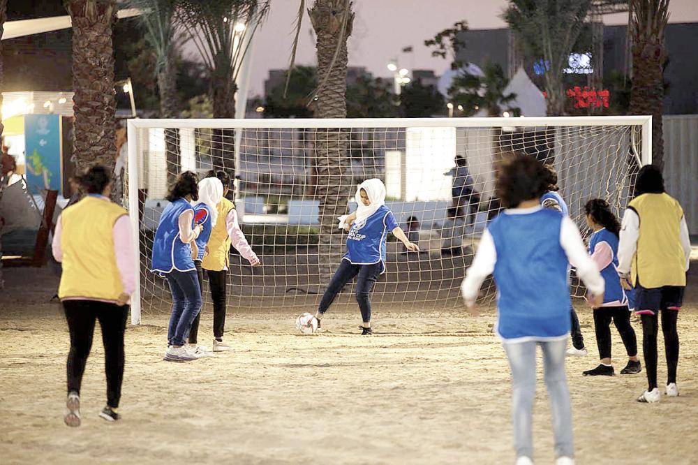 



فتيات يمارسن كرة القدم في أحد الملاعب المخصصة.