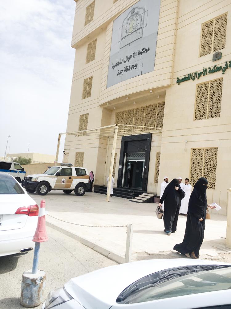 



سيدتان أمام محكمة الأحوال المدنية في جدة.