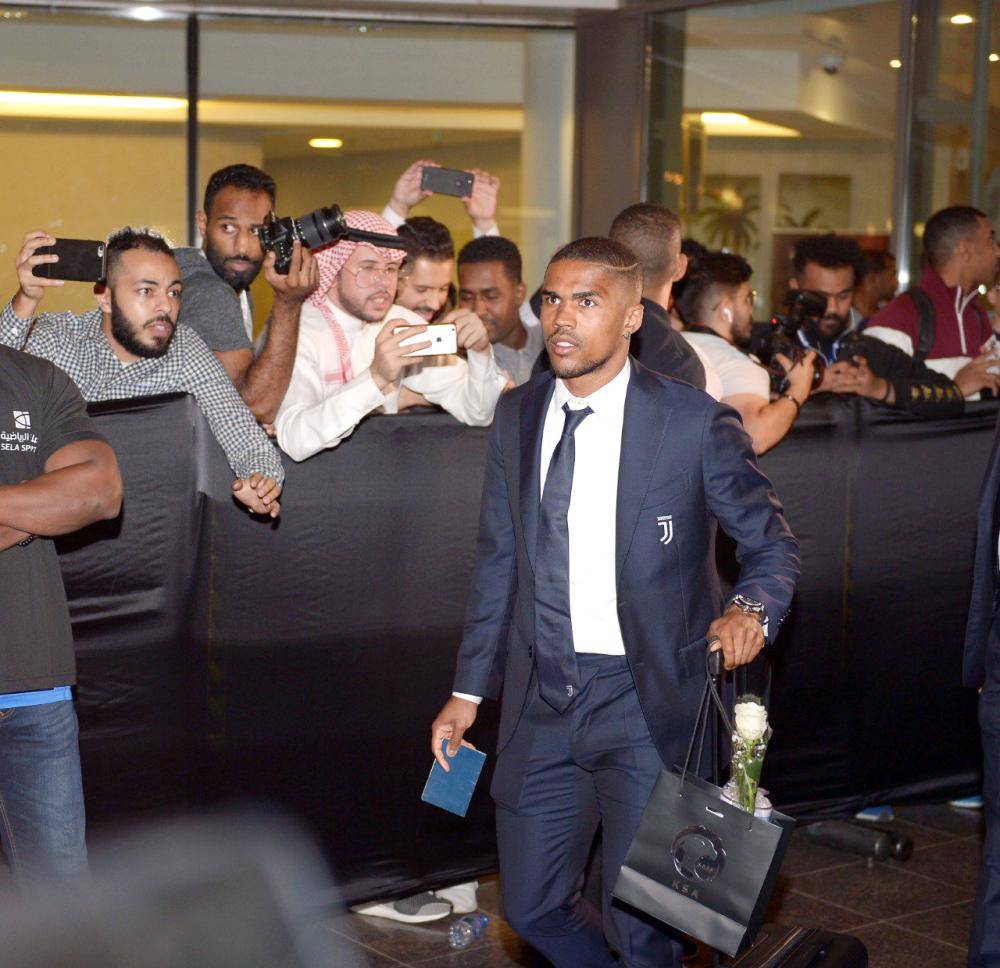 



الجماهير أثناء استقبال لاعبي اليوفنتوس بمطار جدة.