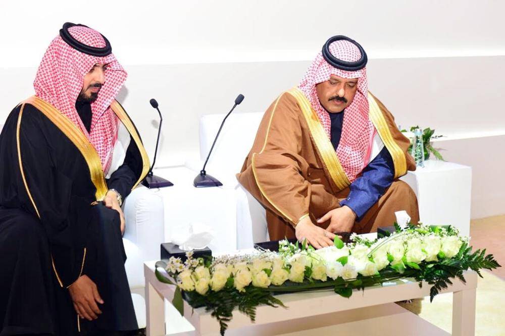 



الأمير عبدالعزيز بن سعد أثناء تدشين الهوية الجديدة لغرفة حائل.