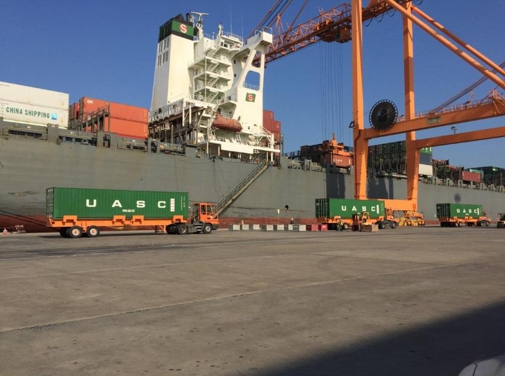 إفراغ شحنة إحدى السفن في ميناء الجبيل التجاري