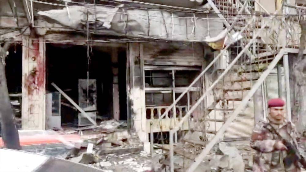 



  حطام المطعم الذي استهدفه «داعش» في بلدة منبج شمال سورية أمس. (من فيديو نشرته وكالة هاوار للأنباء)