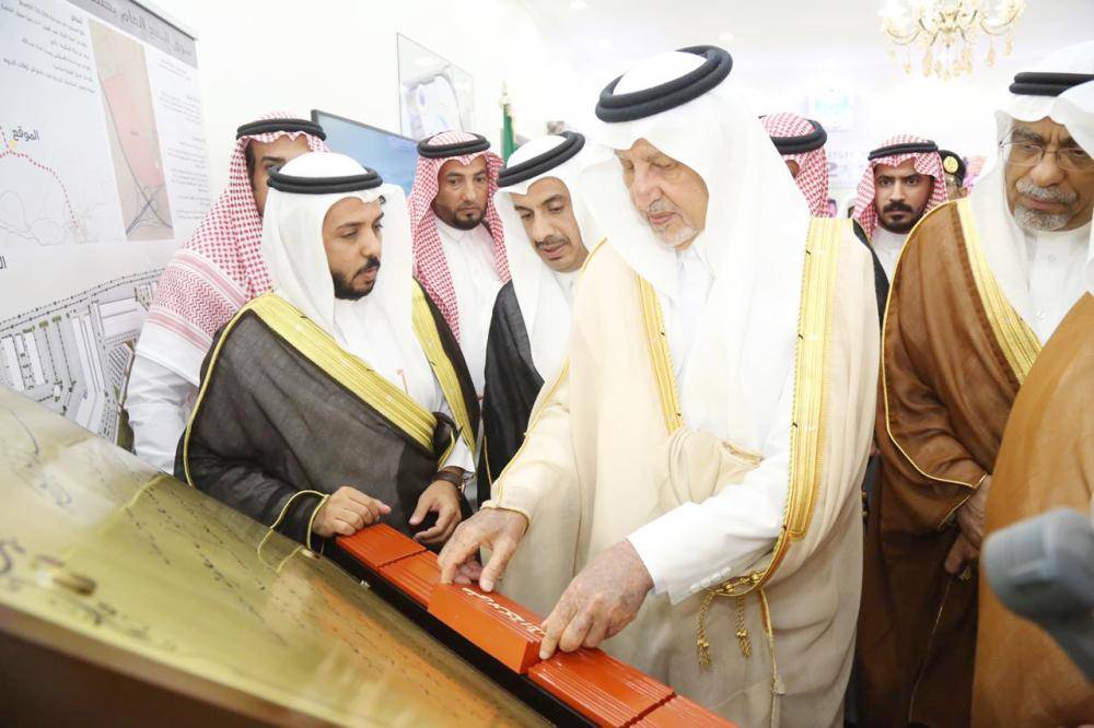 



الأمير خالد الفيصل يضع حجر الأساس لمشروع النفع العام.