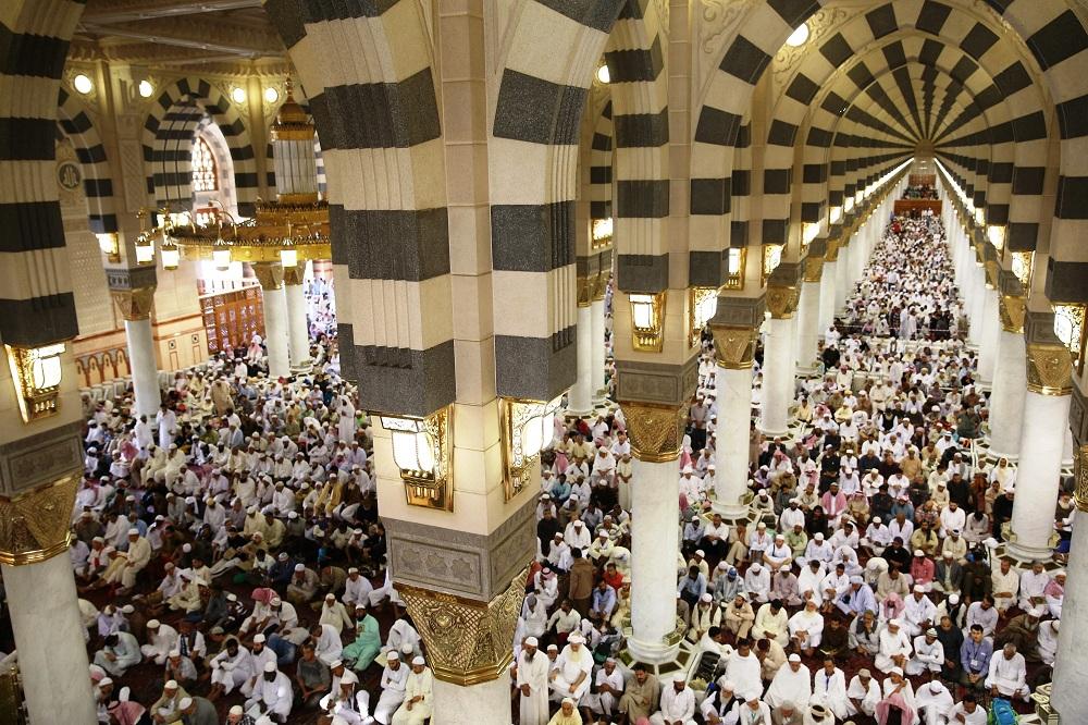جموع المصلين في المسجد النبوي