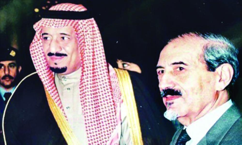 



الحجيلان مع خادم الحرمين الشريفين الملك سلمان بن عبدالعزيز في مناسبة قديمة.