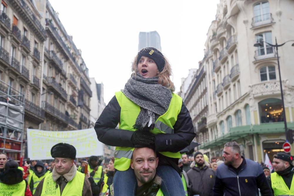 



متظاهرون يشاركون في احتجاج «السترات الصفراء» في باريس أمس. (أ ف ب)
