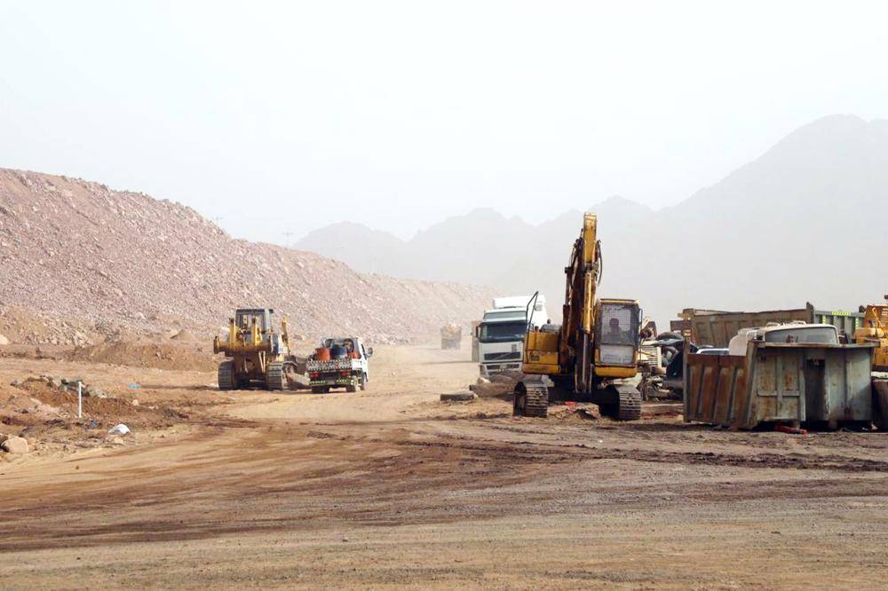المعدات تعمل لإنجاز مشروع طريق الإمام مسلم. (تصوير: بندر الترجمي)