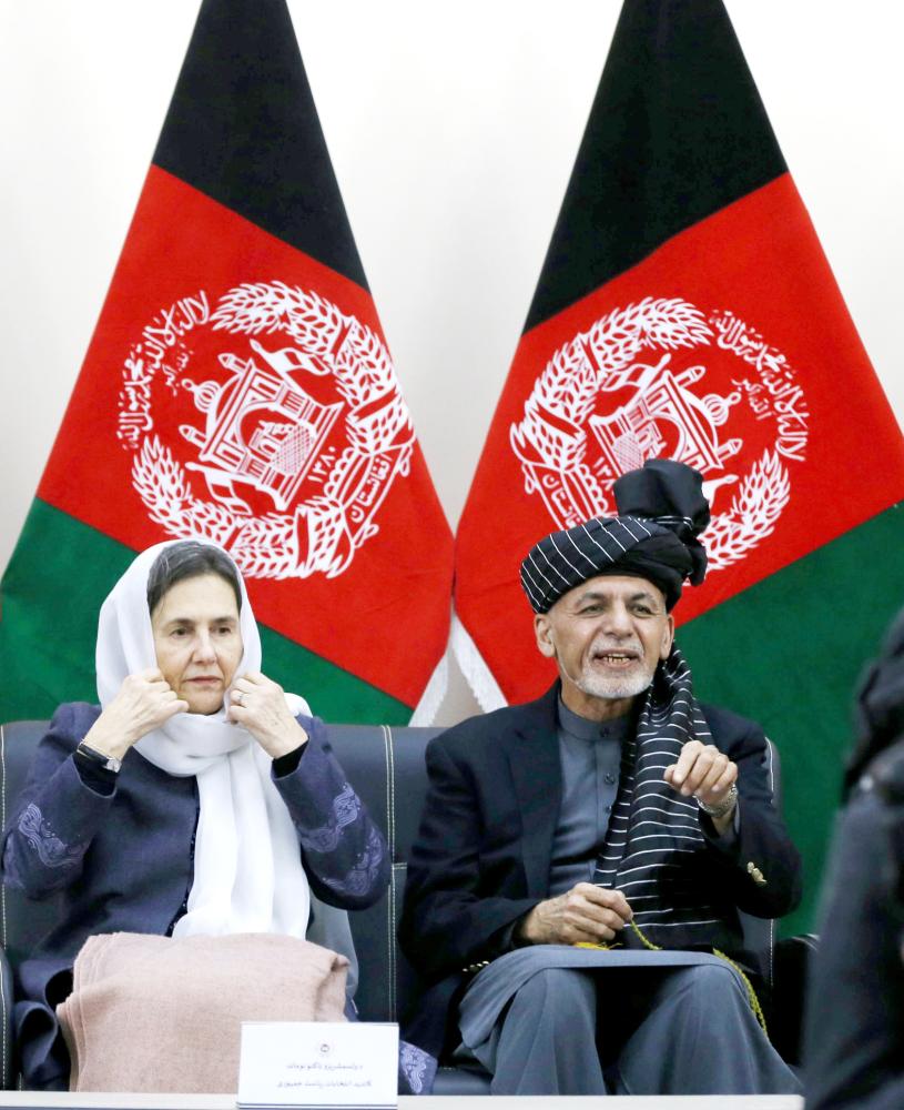 



الرئيس الأفغاني أشرف غاني برفقة زوجته، يسجل كمرشح للانتخابات الرئاسية في كابول أمس. (رويترز)