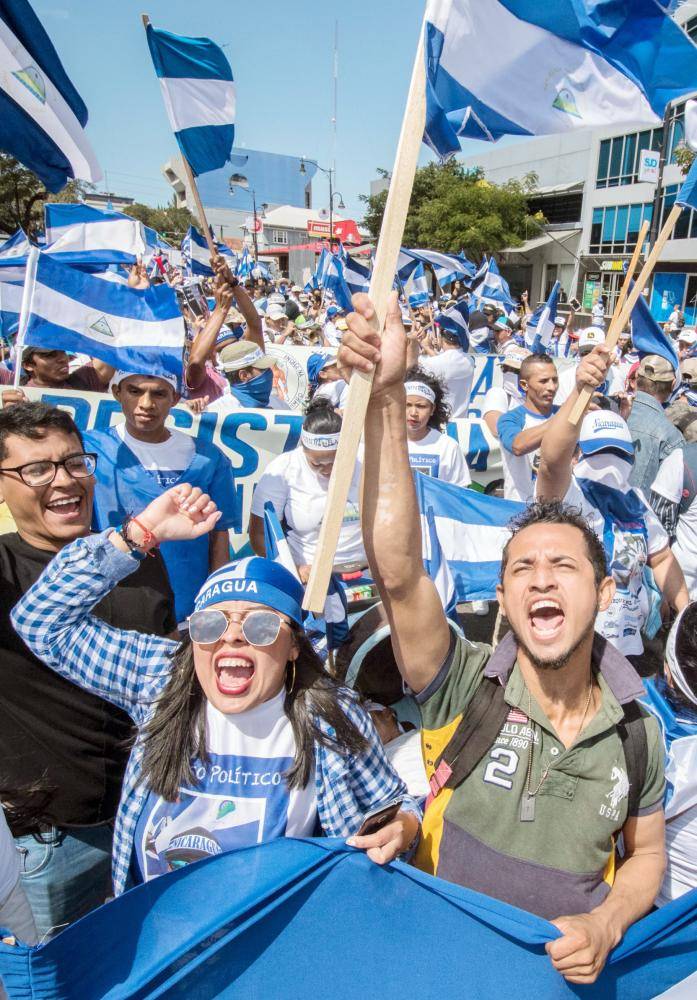 



مواطنون من نيكاراغوا يعيشون في كوستاريكا يرفعون شعارات خلال احتجاج ضد حكومة رئيس نيكاراغوا دانييل أورتيغا، في سان خوسيه أمس الأول. (أ.ف ب)