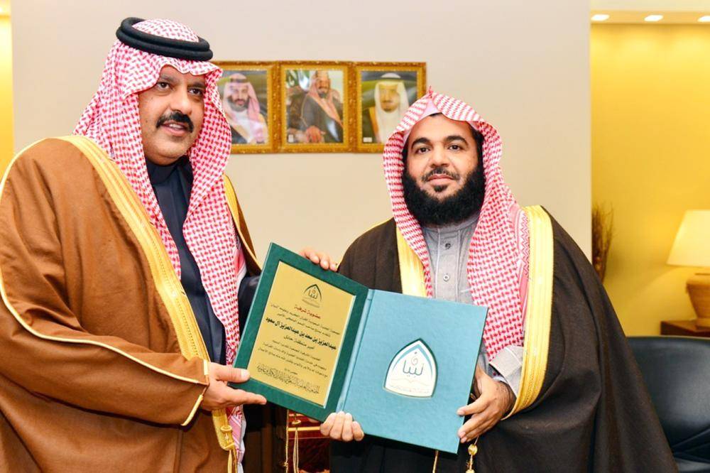 



أمير حائل خلال استقباله رئيس الجمعية العلمية السعودية للقرآن الكريم وعلومه. (عكاظ)