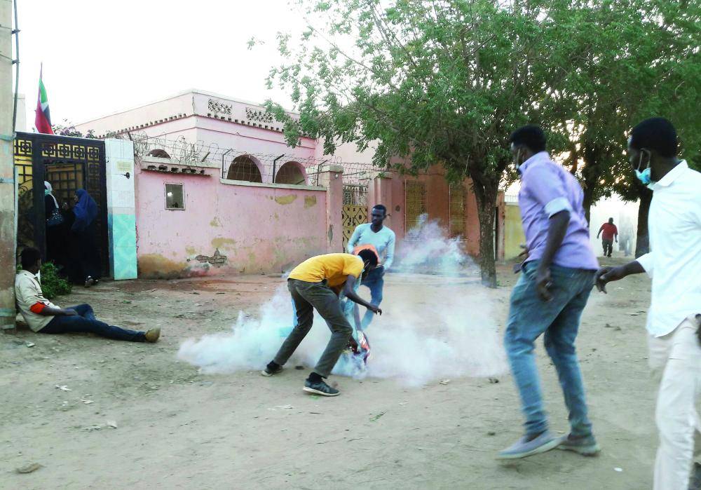 



 سودانيون يتظاهرون في الخرطوم خلال احتجاجات مناهضة للحكومة أمس الأول. (أ ف ب)
