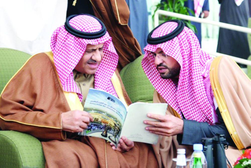 الأمير خالد بن سلطان ونجله الأمير فهد بن خالد في لقطة على هامش المهرجان العالمي للجواد العربي.
