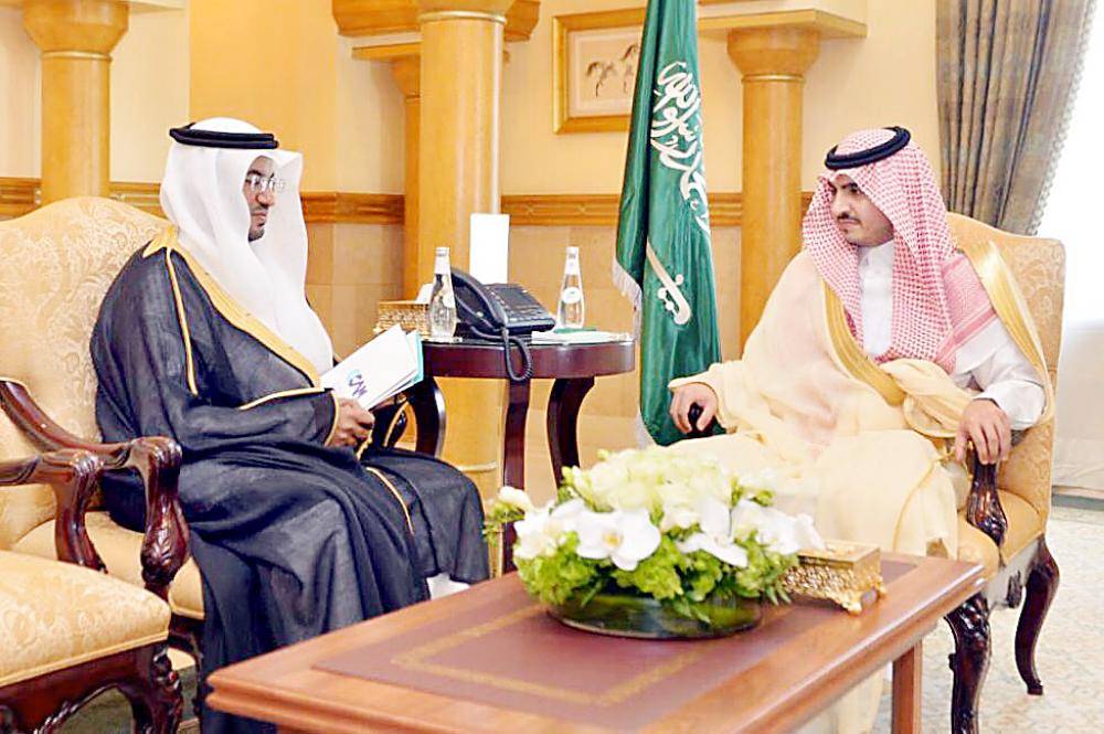 



 الأمير بدر بن سلطان ملتقيا حمزة الغبيشي أمس في جدة. (واس)