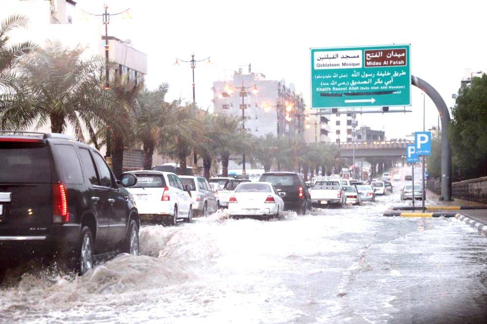 



كثافة مرورية بسبب الأمطار في أحد الشوارع الرئيسية.