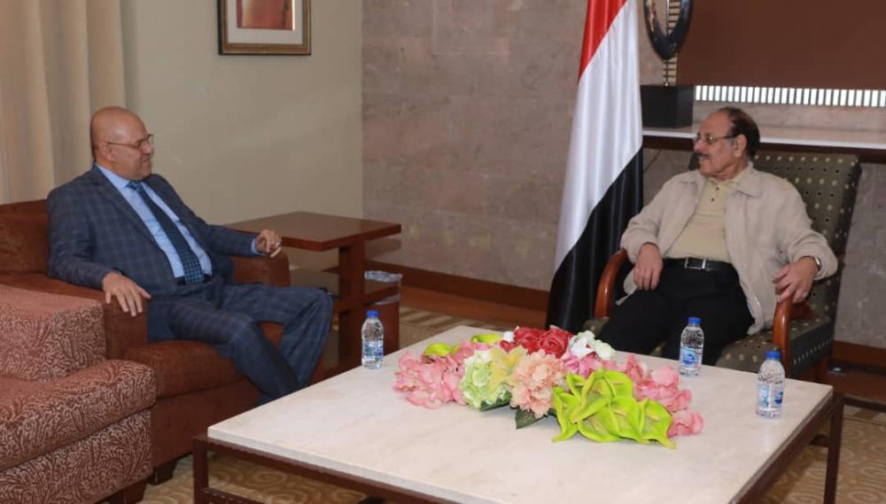 نائب الرئيس اليمني ملتقيا محافظ تعز