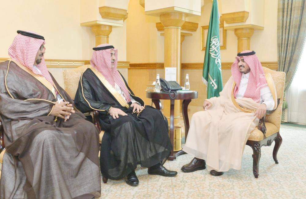 



الأمير بدر بن سلطان خلال استقباله مدير فرع الإعلام بالمنطقة.