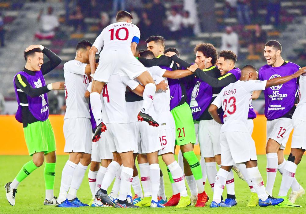 



فرحة لاعبي قطر بأحد الأهداف الثلاثة في مرمى اليابان