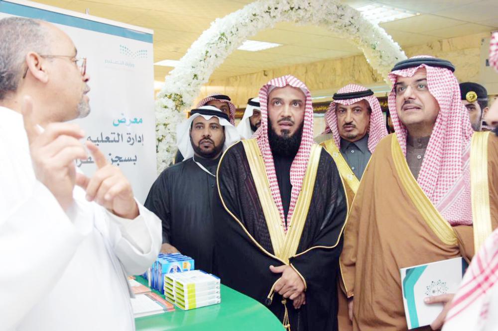 





الأمير منصور بن محمد متجولاً في عيادة مكافحة التدخين.