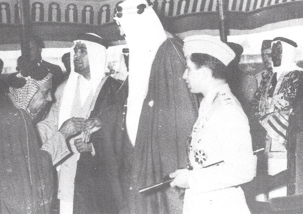 



أبوسليمان إلى يمين الملك سعود خلال زيارته للعراق عام 1957 ويبدو في الصورة عبدالرحمن الذكير مصافحاً الملك.