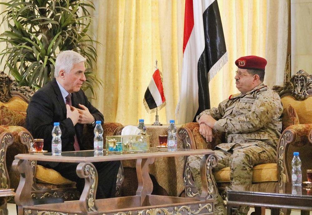 وزير الدفاع اليمني ملتقيا السفير الروسي لدى بلاده