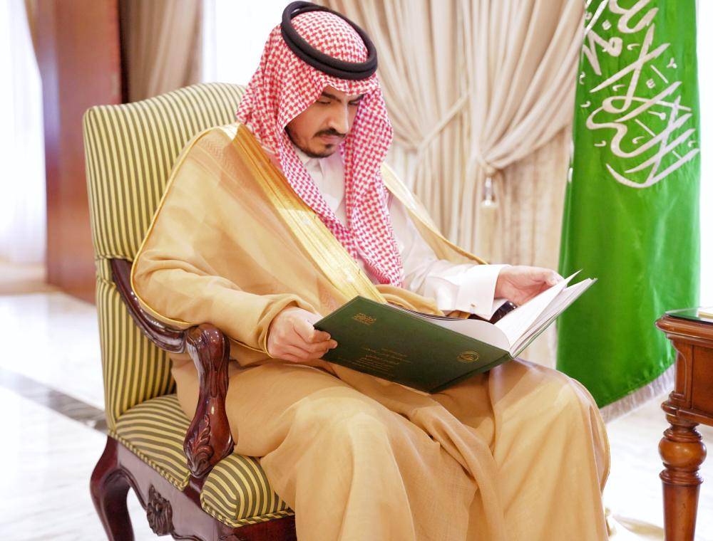 



الأمير بدر بن سلطان مطلعا على تقرير هيئة الأمر بالمعروف.