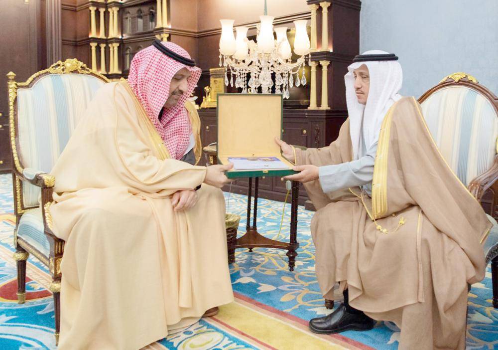 



 أمير الباحة يتسلم التقرير السنوي لمياه المنطقة. (عكاظ)