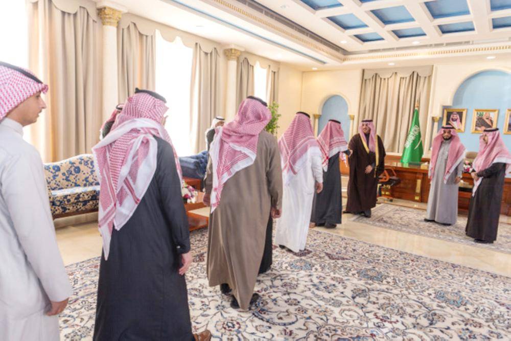 



الأمير فيصل بن نواف أثناء استقباله الأمين العام لمجلس شباب الجوف.