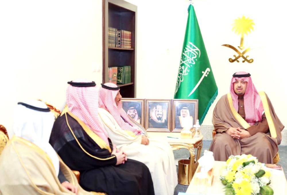 



الأمير فيصل بن خالد خلال استقباله رئيس (تراحم) بالمنطقة.