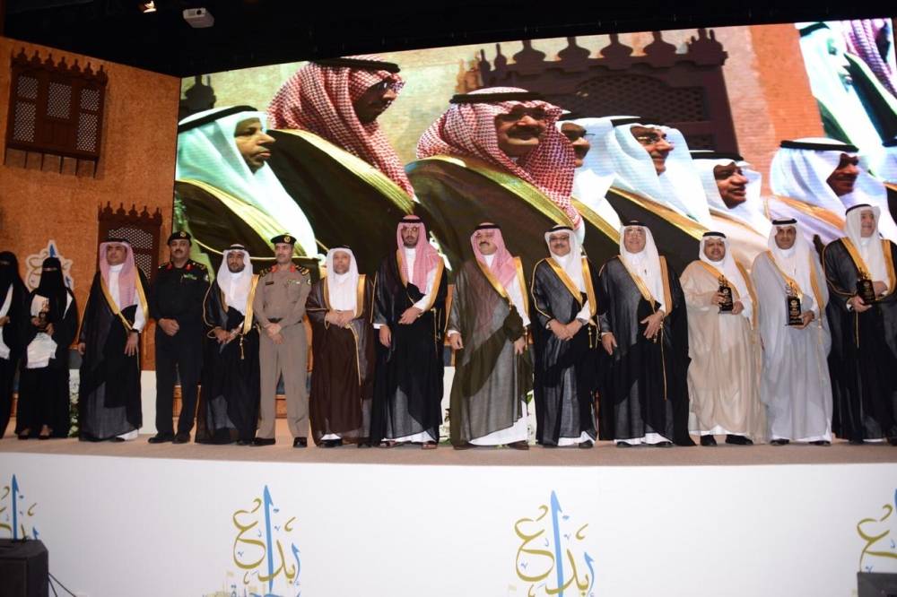 الأمير مشعل بن ماجد والأمير سعود بن جلوي يتوسطان الفائزين بالجائزة. (تصوير: عبدالسلام السلمي)