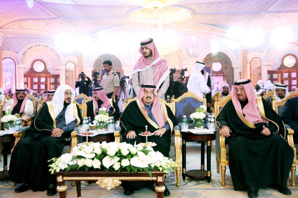 



الأمير فيصل بن بندر خلال حفل تتويج الفائزين بالجائزة. (تصوير: عبدالعزيز الجابر)