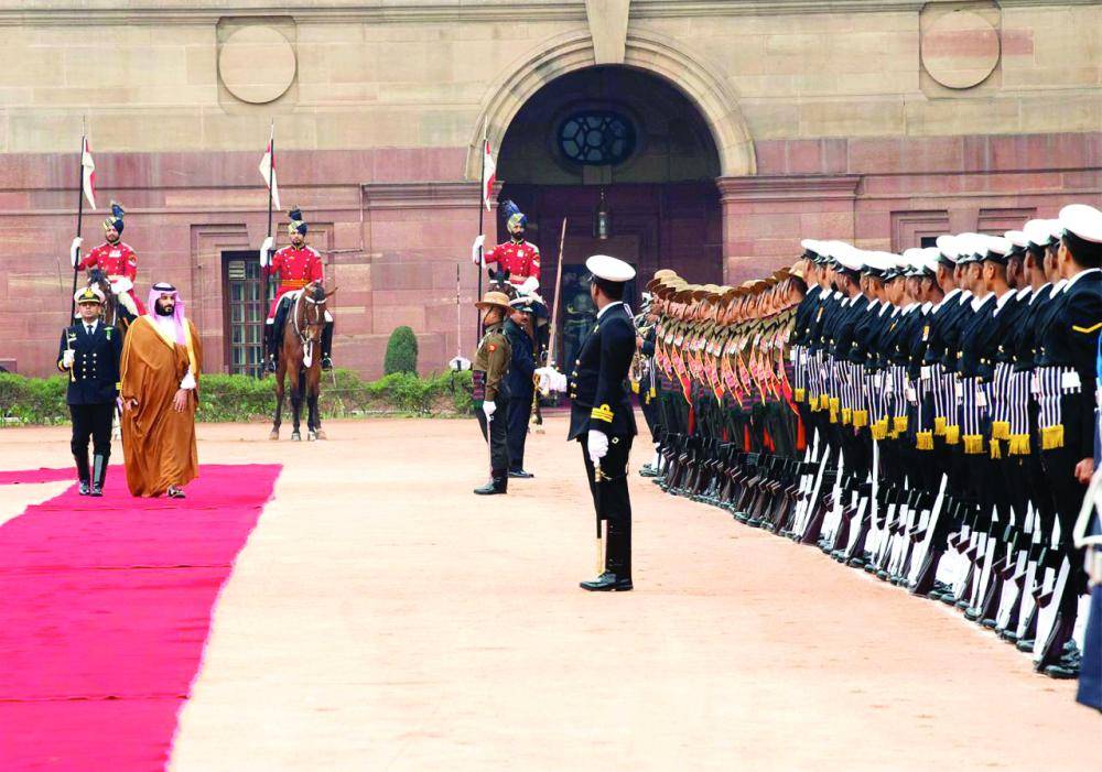 



ولي العهد مستعرضا حرس الشرف حيث أجريت له مراسم استقبال رسمية في القصر الرئاسي.