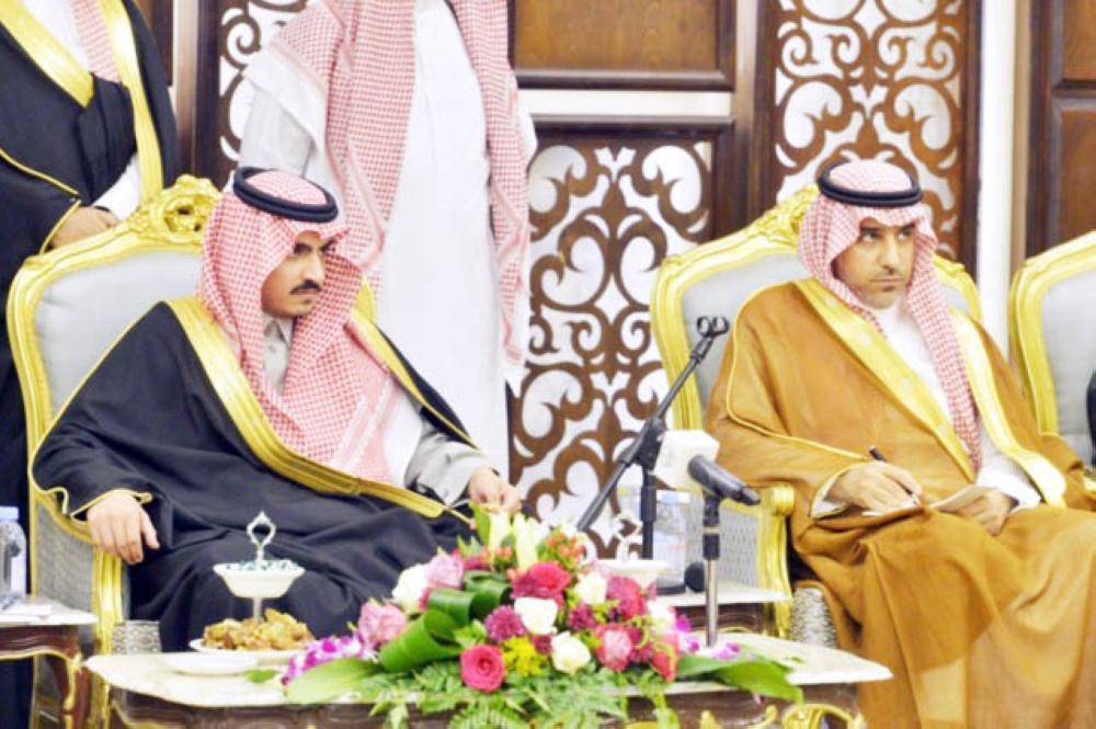 



الأمير بدر بن سلطان لدى لقائه رؤساء وأعضاء المجالس البلدية بالطائف. (عكاظ)