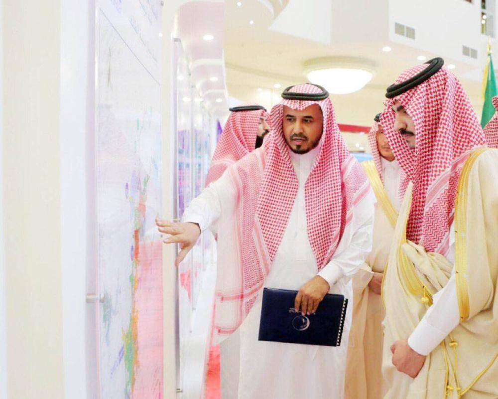 



الأمير بدر بن سلطان مطلعا على مشاريع الطائف.