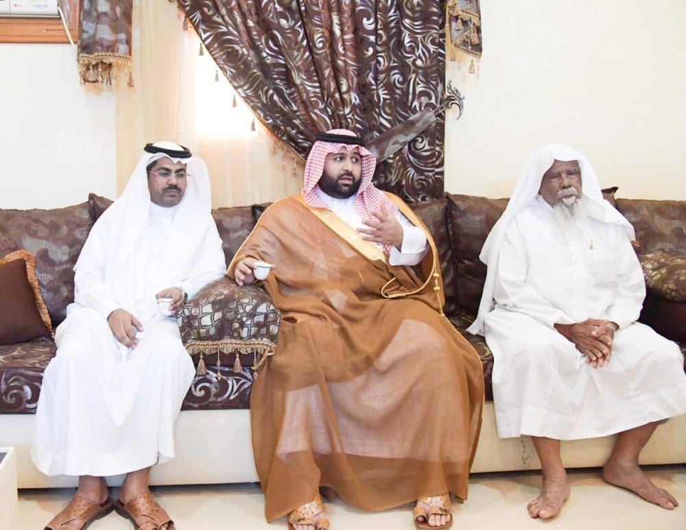 





الأمير محمد بن عبدالعزيز مواسياً النجمي. 