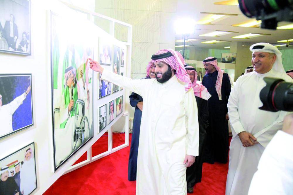 


آل الشيخ متجولاً في المعرض. 