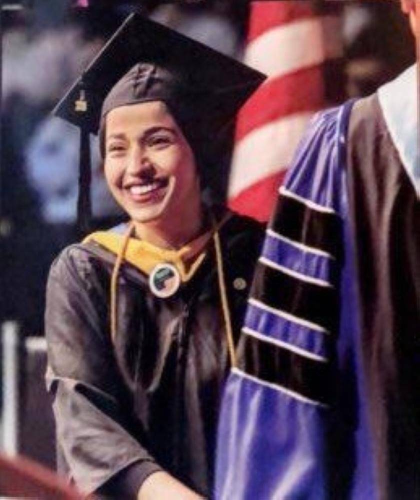 صورة تهاني مبتسمة على غلاف مجلة الجامعة في أمريكا