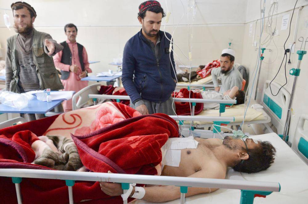 



جرحى أفغان يتلقون العلاج في مستشفى بعد هجوم انتحاري في جلال آباد أمس. (أ.ف.ب)