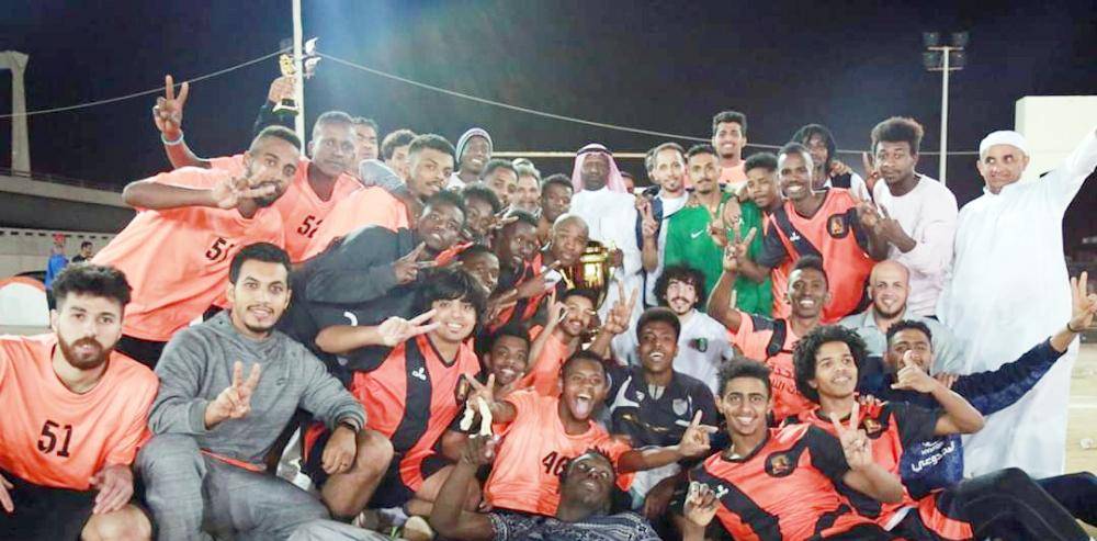 



 رئيس فريق العربي حماد الحربي مع اللاعبين عقب الفوز على أكاديمية نور.