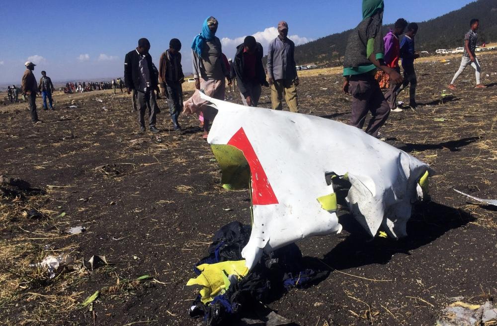 جزء من حطام الطائرة الإثيوبية في مكان تحطمها.