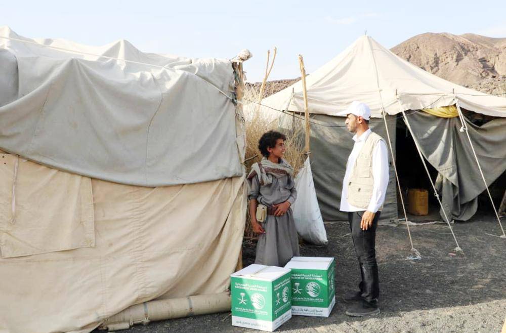 



توزيع السلال الغذائية في مخيم الميل بمأرب.