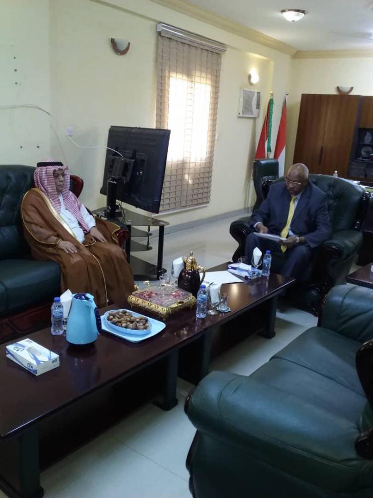 السفير علي جعفر ملتقيا الوزير السوداني أمس.