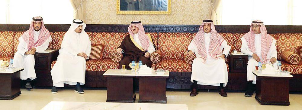 





الأمير سعود بن نايف في منزل الدوسري.