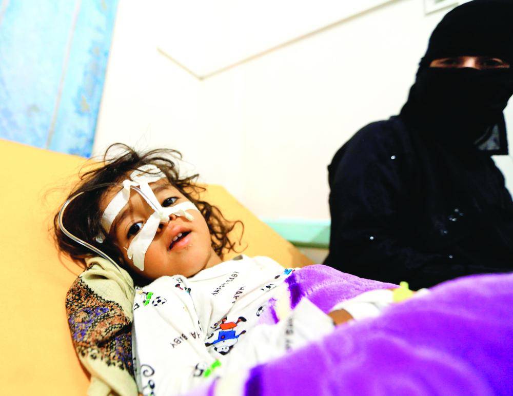 



طفلة يمنية تتلقى العلاج في مركز لعلاج الكوليرا في صنعاء أمس الأول. (أ.ف.ب)
