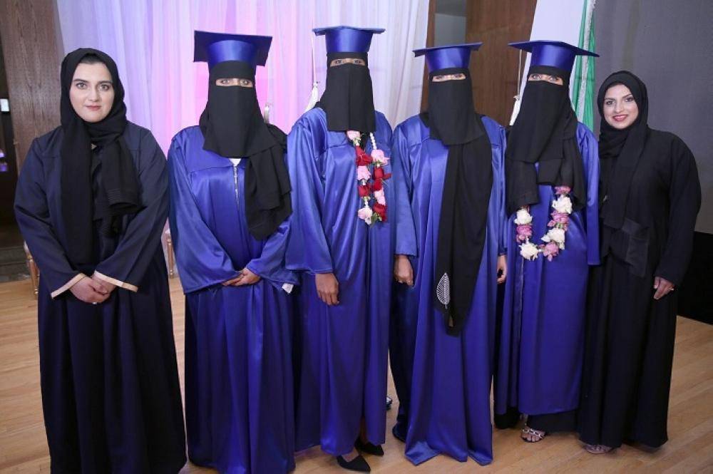 طالبات كلية التميز يواجهن المصير المجهول المدينة