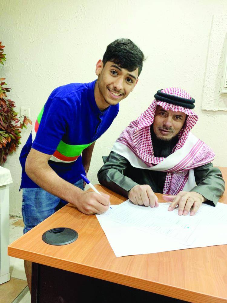



رغدان مندش أثناء التوقيع مع أحمد المزيني.