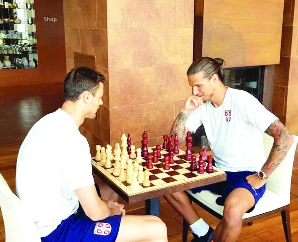 



لاعب الاتحاد بريجوفيتش يمارس لعبة الشطرنج مع أحد زملائه في معسكر منتخب صربيا.