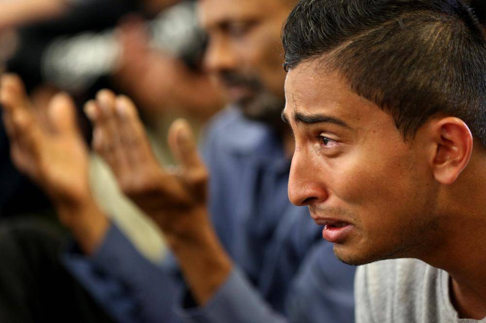 



شاب يبكي أثناء صلاة الجمعة في هاملتون أمس، بعد أسبوع من مجزرة كرايست تشيرش. (أ ف ب) 
