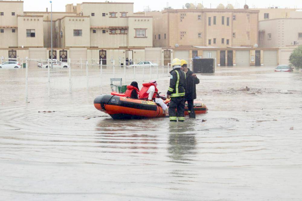 رجال الدفاع المدني يقومون بعملية الإنقاذ بعد غرق حي الفاخرية بالأمطار. 